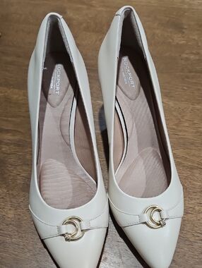 Rockport Cream Pointed-Toe Heels with Gold Ring Accent